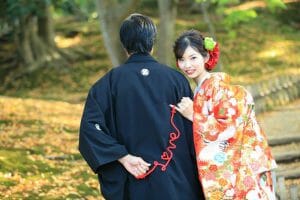 兼六園内でLOVEのモールを持つ新婦様