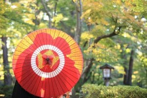 金沢市の観光名所「兼六園」で番傘に新郎新婦様のシルエットが映った写真