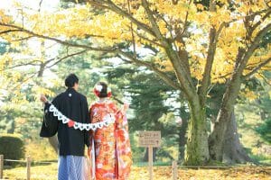 金沢市の観光名所「兼六園」でガーランドを持って前撮りをする新郎新婦様