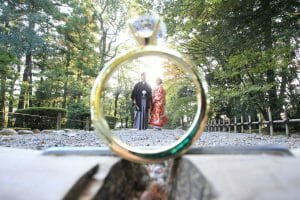 金沢市の観光名所「兼六園」で大きな指輪を使用して前撮りをする写真