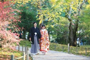 金沢市の観光名所「兼六園」で散歩をする様子を前撮りした写真