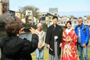 東茶屋街にて、外国人観光客の要望に答えて写真撮影