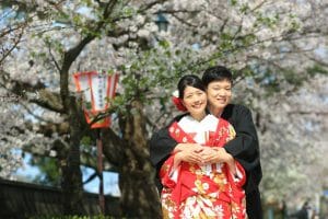 仲良くハグをするお二人