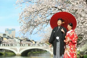 満開の桜をバックにひがし茶屋街で和装の前撮り。