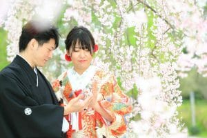 金沢城公園内の枝垂れ桜での前撮り写真