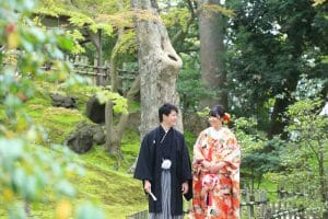 兼六園内で散歩をする新郎新婦様の前撮り写真