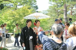 兼六園内の観光客に囲まれる新郎新婦様