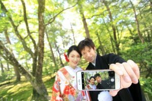 携帯で自撮りをされる新郎新婦様