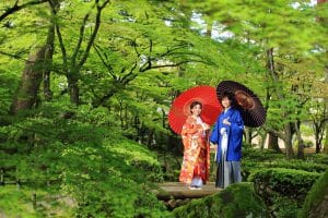 金沢の観光名所「兼六園」で番傘を持つ新郎新婦様