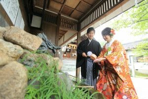 金沢の卯辰神社で和装前撮りを行う新郎新婦様