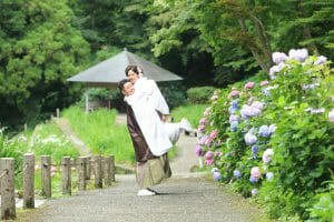 新郎様に抱きつくご新婦様