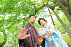 楽しそうに手を出す新郎新婦様