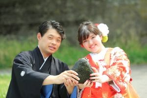 金沢市の浅野川沿いでおにぎりを食べる新郎新婦様