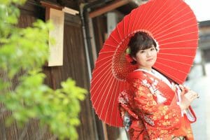 ひがし茶屋街で番傘を指すご新婦様