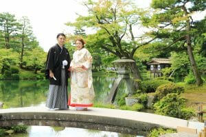 ことじ灯篭前にて前撮りをする新婦新婦様