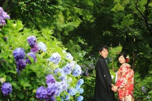 金沢市の卯辰山花菖蒲園で前撮りをする新郎新婦様