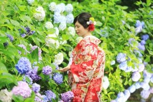 金沢市の卯辰山花菖蒲園で前撮りをする新婦様