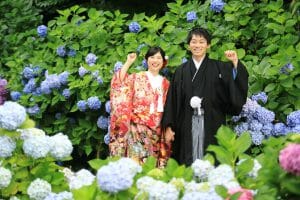 金沢市の卯辰山花菖蒲園で前撮りをする新郎新婦様