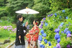 アジサイの中で番傘をさす新郎新婦様