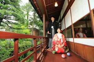 フォトスタジオカクタス店内で前撮りをする新郎新婦様