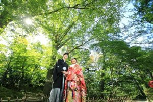 新緑の中、金沢市の兼六園で和装前撮りをする新郎新婦様