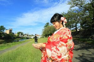 ひがし茶屋街界隈の浅野川沿いで前撮りをする新郎新婦様