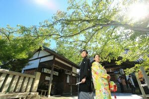 金沢市の神社「卯辰神社」にて和装の前撮りをする新郎新婦様
