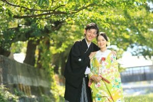 金沢市内の浅野川沿いで和装の前撮りをする新郎新婦様