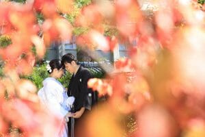 金沢市内で紅葉時期に和装の前撮りをする新郎新婦様