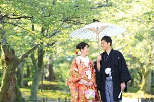 兼六園で散歩をしながら前撮りをする新郎新婦様