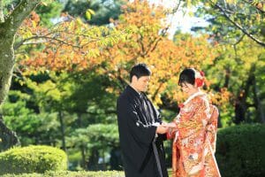 金沢市の兼六園で紋付・色打掛をきて和装前撮りをされる新郎新婦様