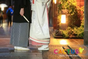 ひがし茶屋街で撮影をする新郎新婦様の足下