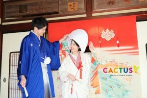 金沢市内のフォトスタジオカクタスにて花嫁のれんを背景に前撮りをする新郎新婦様