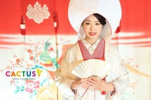 金沢市内のフォトスタジオカクタスにて花嫁のれんを背景に前撮りをするご新婦様