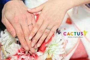 金沢市内のフォトスタジオカクタスにて結婚指輪の撮影をする新婦様