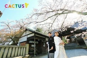 ひがし茶屋街近くのうたす神社で前撮りをされる新郎新婦様