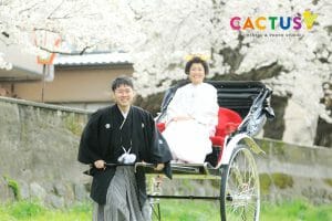 金沢市の浅野川沿いで前撮り時に人力車に乗る花嫁様