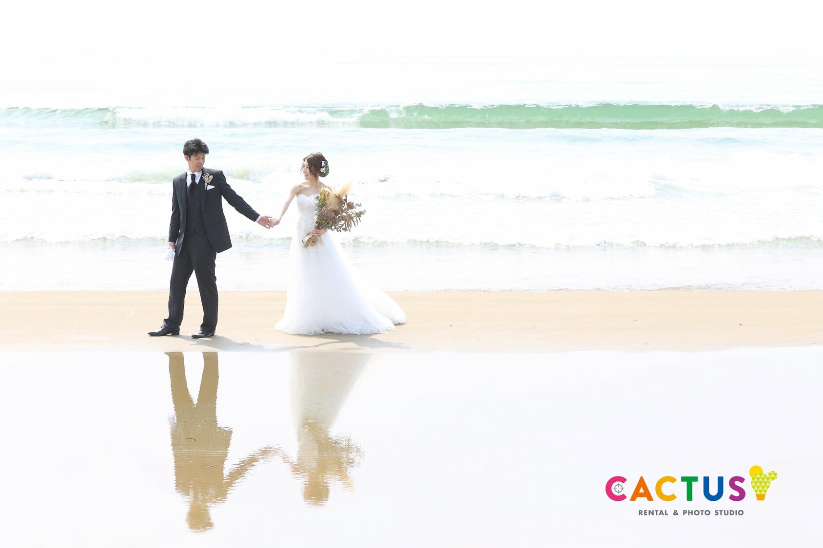石川県の観光名所「千里浜海岸」でドレスの前撮りをする新郎新婦様