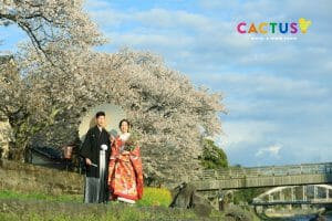 金沢の観光名所「梅の橋」を背景で和装の前撮りをおこなう新郎新婦様