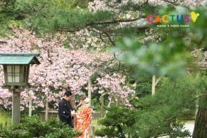 兼六園内で指輪交換をする新郎新婦様