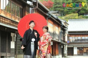 金沢の観光名所東茶屋街で番傘を持って前撮りをする新郎新婦様