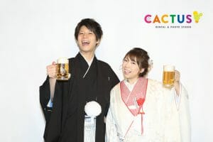 金沢のフォトスタジオカクタスで和装前撮り時にビールジョッキで乾杯をする新郎新婦様