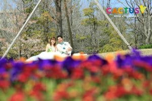 金沢市内の中心部でお花と一緒に前撮りをするカップル