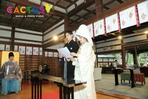 金沢市内の安江八幡宮の挙式時に誓詞を読み上げる新郎新婦