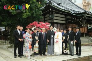 金沢市内の安江八幡宮兄弟で家族写真を撮る新郎新婦