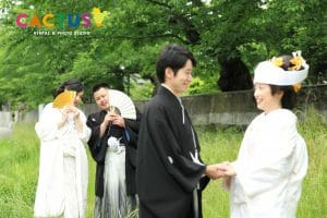 朝の川沿いで白無垢の前撮りをする新郎新婦様