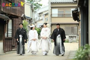 金沢市内の浅野川沿いの路地を歩きながら前撮りをする花嫁様