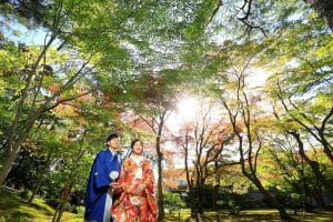 金沢市の観光名所「兼六園」の山崎山で紅葉を背景に前撮り写真