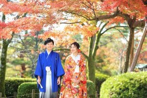 紅葉シーズンの兼六園で散歩する新郎新婦様