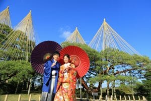 兼六園内の唐崎の松を背景に前撮りをする新郎新婦様